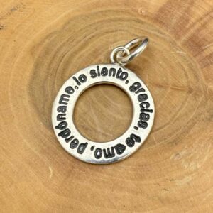 medalla de plata en forma de aro con la frase perdoname, lo siento, gracias, te amo