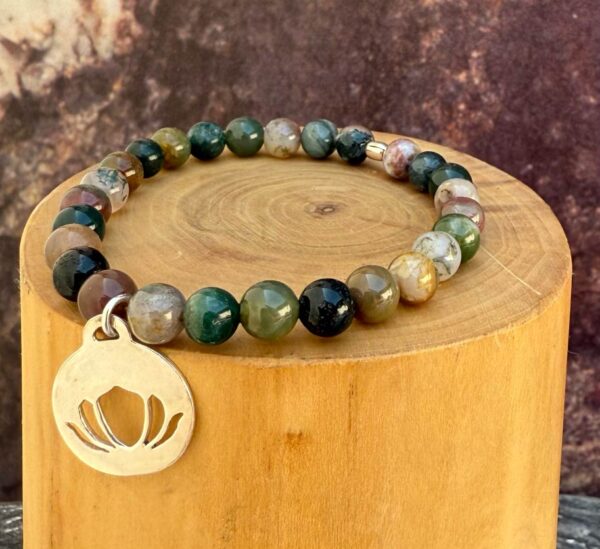 pulsera elasticada con medalla de plata 950 calada flor de loto y mostacillas de agata