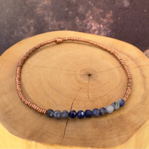 pulsera elasticada con mostacillas de cobre y piedras sodalitas