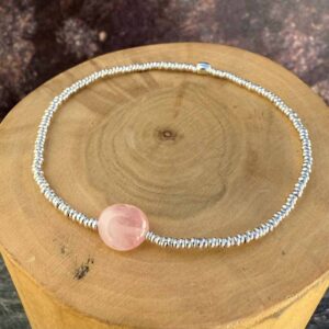 pulsera elasticada con mostacillas de plata 1000 y piedras cuarzo rosa