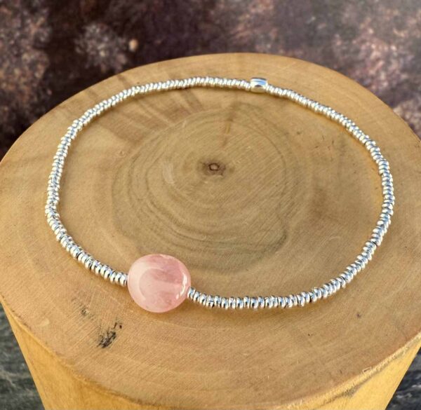 pulsera elasticada con mostacillas de plata 1000 y piedras cuarzo rosa