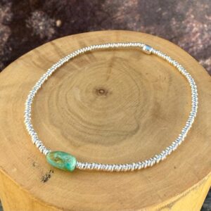 pulsera elasticada con mostacillas de plata 1000 y piedras turquesas