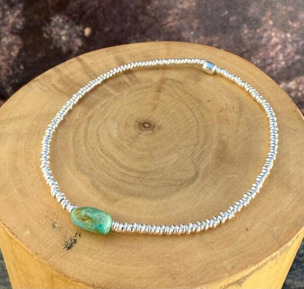 pulsera elasticada con mostacillas de plata 1000 y piedras turquesas
