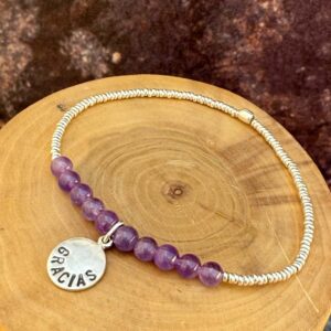 pulsera elasticada con medalla diseño gracias hecha de plata 950, mostacillas de plata 1000 y piedras amatista