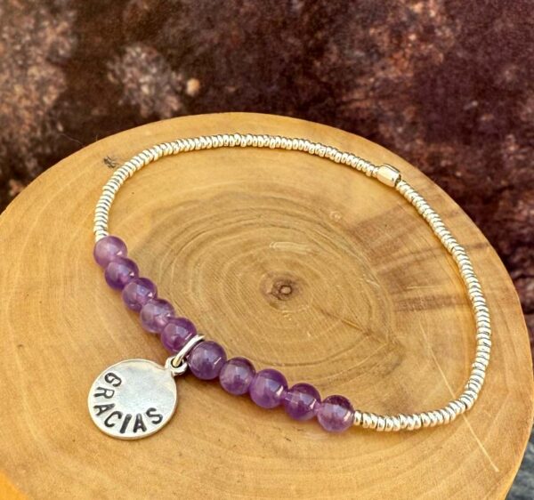 pulsera elasticada con medalla diseño gracias hecha de plata 950, mostacillas de plata 1000 y piedras amatista