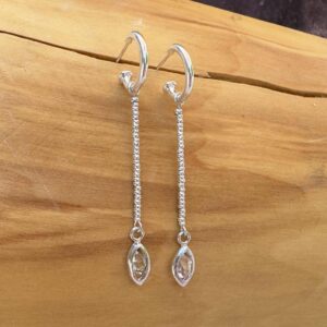 Aros tipo argolla con una ojiva colgante hecha de plata que contiene una piedra herkimer de 3 centimetros de diámetro. Ésta cuelga desde los aros por unas mostacillas de plata 1000.