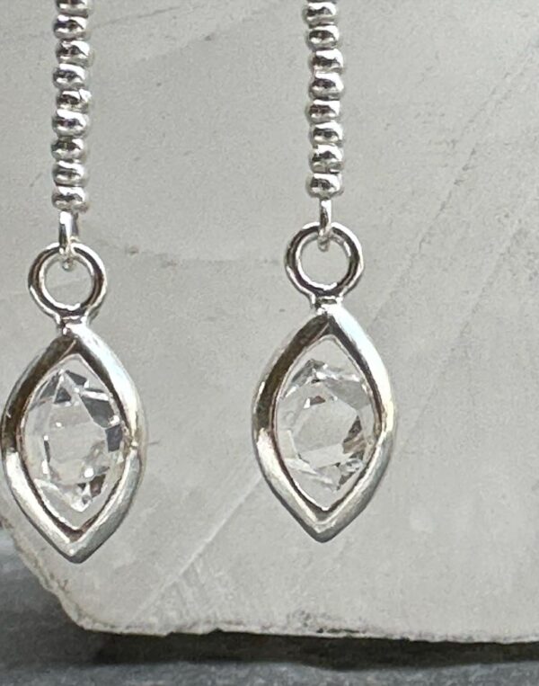 Aros con argollas de plata y ojivas de herkimer con mostacillas de, también, plata pura.