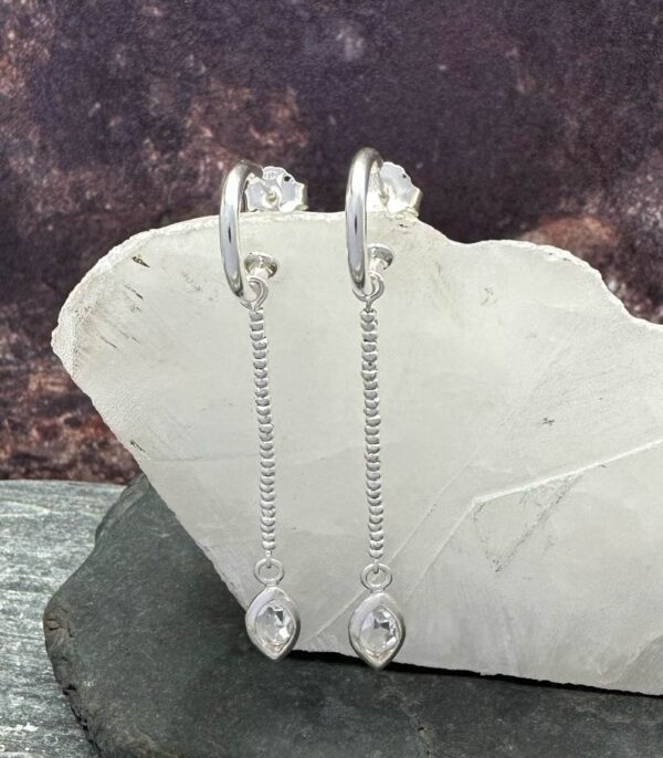 Aros con argollas de plata y ojivas de herkimer con mostacillas de, también, plata pura.
