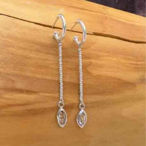 Aros con argollas de plata y ojivas de herkimer con mostacillas de, también, plata pura.