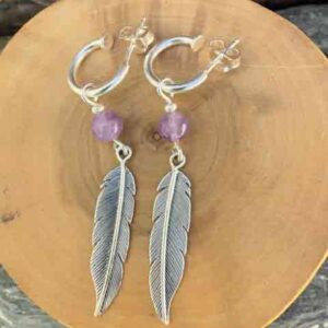 Aros de plata pura con dije de argollas y plumas acompañado de piedra amatista.