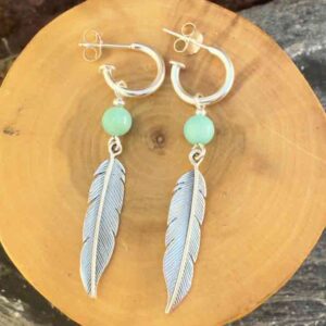 Aros de plata pura con dije de argollas y plumas acompañado de piedra amazonita.
