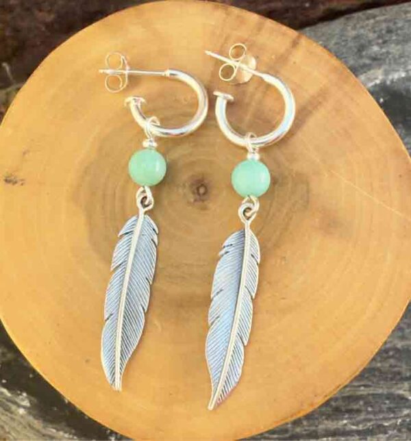 Aros de plata pura con dije de argollas y plumas acompañado de piedra amazonita.