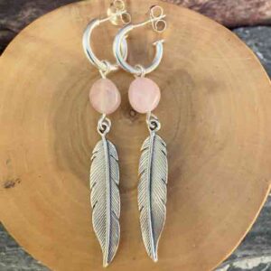 Aros de plata pura con dije de argollas y plumas acompañado de piedra cuarzo rosa