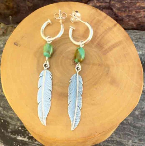 Aros de plata pura con dije de argollas y plumas acompañado de piedra turquesa