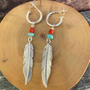 Aros de plata pura con dije de argollas y plumas acompañado de piedra coral y turquesa.