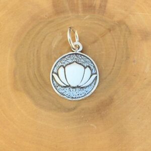 medalla hecha de plata 950 con diseño de Flor del Loto.