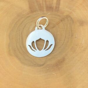 medalla hecha de plata 950 con diseño de Flor del Loto.