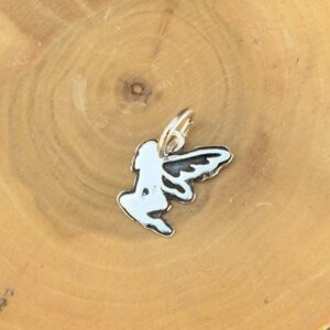 medalla hecha de plata 950 con diseño de hada.