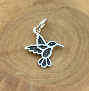 medalla hecha de plata 950 con diseño de colibri