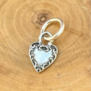 medalla hecha de plata 950 con diseño de corazon candado.