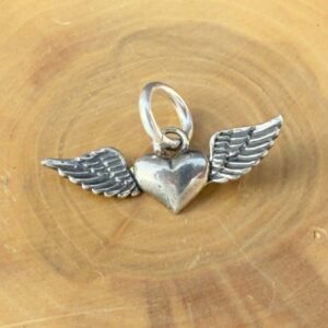 medalla hecha de plata 950 con diseño de corazon con alas en sus costados.