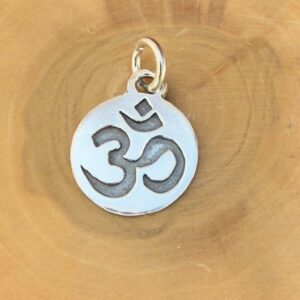 medalla hecha de plata 950 con diseño OM.