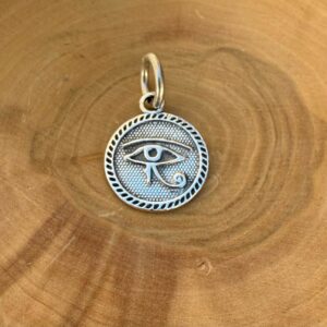 medalla hecha de plata 950 con diseño egipcio de ojo de horus.
