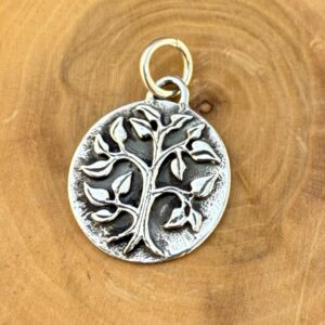 medalla hecha de plata 950 con diseño de arbol y hojas .