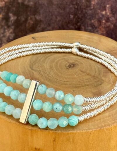 pulsera elasticada con perfil de plata 950, 3 hileras de mostacillas de amazonita y mostacillas de plata 1000