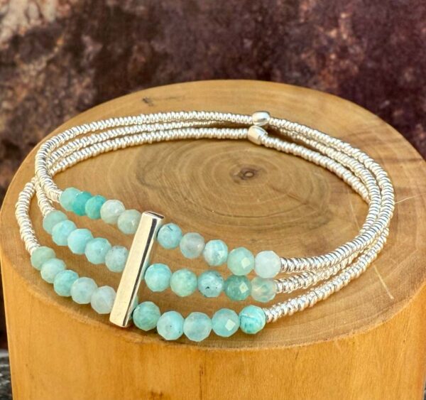 pulsera elasticada con perfil de plata 950, 3 hileras de mostacillas de amazonita y mostacillas de plata 1000