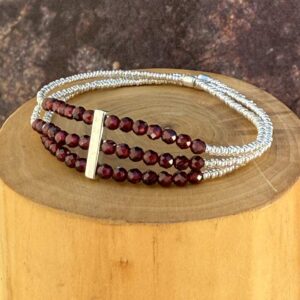 pulsera elasticada con perfil de plata 950, 3 hileras de mostacillas de granate y mostacillas de plata 1000