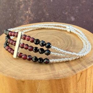 pulsera elasticada con perfil de plata 950, 3 hileras de mostacillas de granate con turmalina negra y mostacillas de plata 1000