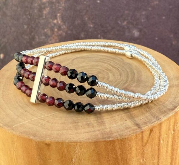 pulsera elasticada con perfil de plata 950, 3 hileras de mostacillas de granate con turmalina negra y mostacillas de plata 1000
