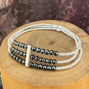 pulsera elasticada con perfil de plata 950, 3 hileras de mostacillas de hematita y mostacillas de plata 1000