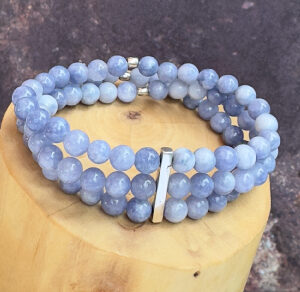 pulsera elasticada de 3 hileras de mostacillas de 6 milimetros de diámetro hechas de piedras aguamarina