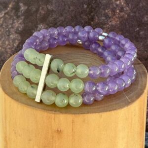 pulsera elasticada de 3 hileras de mostacillas de 6 milimetros de diámetro hechas de piedras prehnita y amatista