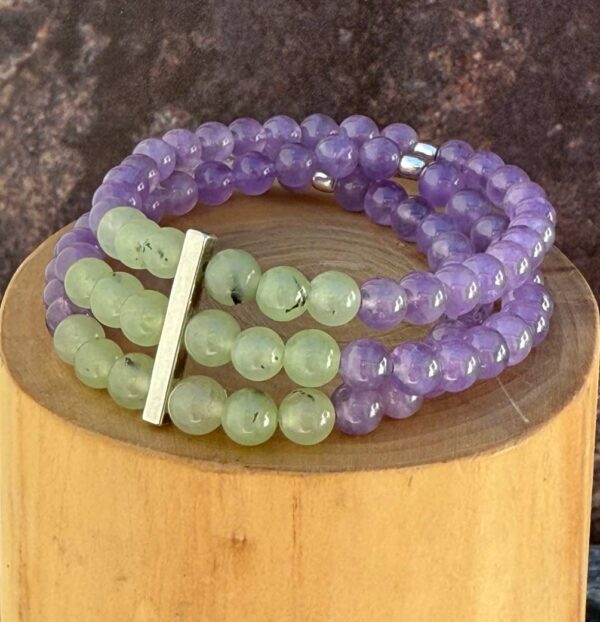 pulsera elasticada de 3 hileras de mostacillas de 6 milimetros de diámetro hechas de piedras prehnita y amatista