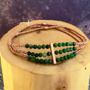 pulsera elasticada de 3 hileras de mostacillas de cobre y piedras Jade.