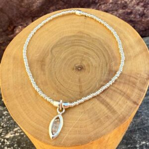 pulsera elasticada con mostacillas de plata 1000, con un centro de cuarzo herkimer y Plata 950