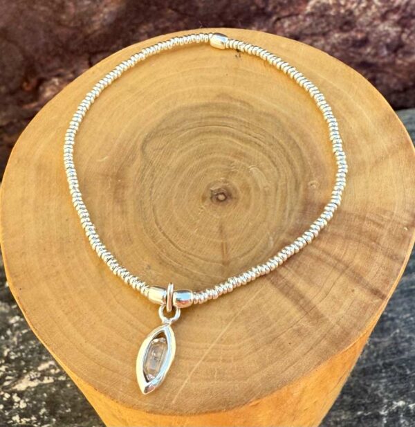 pulsera elasticada con mostacillas de plata 1000, con un centro de cuarzo herkimer y Plata 950
