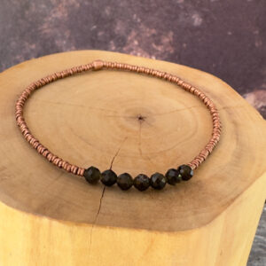 pulsera elasticada con mostacillas de cobre y piedras cuarzo ahumado