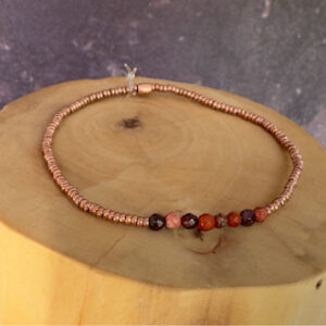 pulsera elasticada con mostacillas de cobre y piedras jaspe