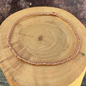 pulsera elasticada con mostacillas de cobre