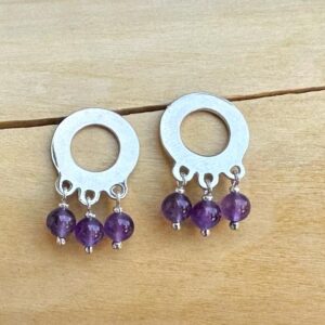 par de aros circulo, cuelgan en su borde 3 mostacillas de amatistas
