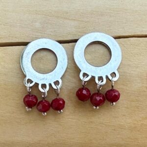 par de aros circulo, cuelgan en su borde 3 mostacillas de amatistas