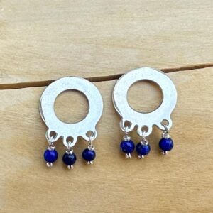 par de aros circulo, cuelgan en su borde 3 mostacillas de lapislazuli separadas