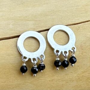 par de aros circulo, cuelgan en su borde 3 mostacillas de turmalina negra separadas