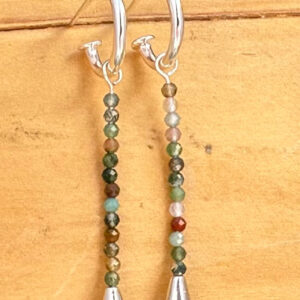 Aros argollas con dije hecho de alambre de plata 950, con mostacillas de agata