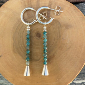 Aros argollas con dije hecho de alambre de plata 950, con mostacillas de apatita