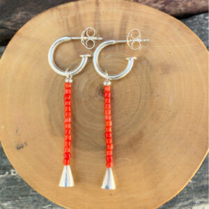 Aros argollas con dije hecho de alambre de plata 950, con mostacillas de coral